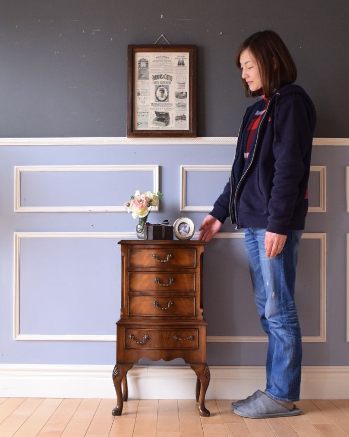 アンティークのチェスト　アンティーク家具　マホガニー材で造られたベットサイドチェスト、アンティークのイギリス家具。とっても可愛いチェスト。(q-891-f)