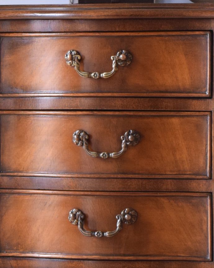 アンティークのチェスト　アンティーク家具　マホガニー材で造られたベットサイドチェスト、アンティークのイギリス家具。アンティークの装飾がオシャレな取っ手です。(q-891-f)