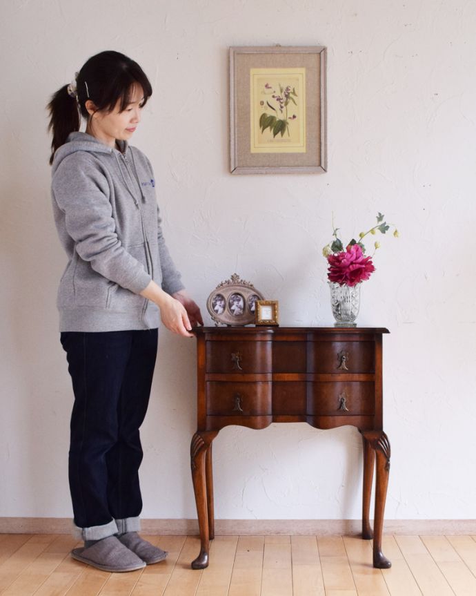 アンティークのチェスト アンティーク家具 コンパクトサイズが嬉しいアンティークの2段チェスト(イギリス輸入家具)。とっても可愛いチェスト。(q-895-f)