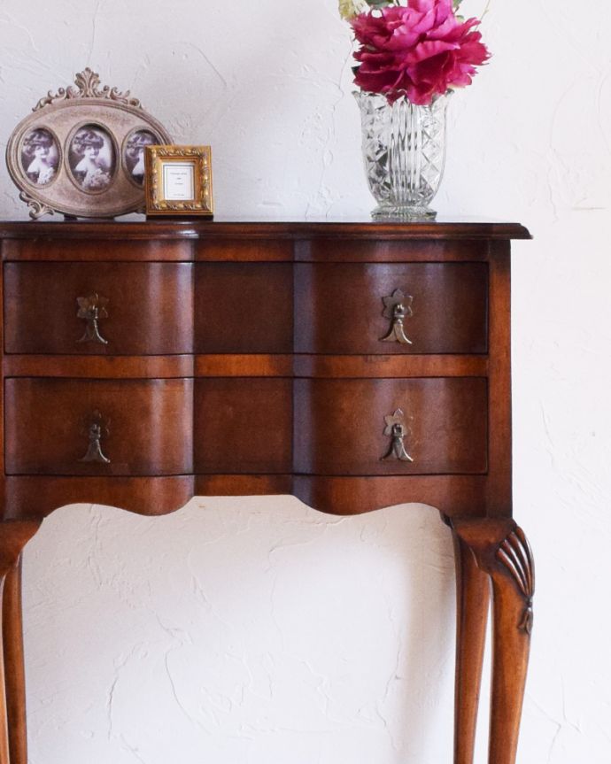 アンティークのチェスト アンティーク家具 コンパクトサイズが嬉しいアンティークの2段チェスト(イギリス輸入家具)。波打つような美しいボディ。(q-895-f)
