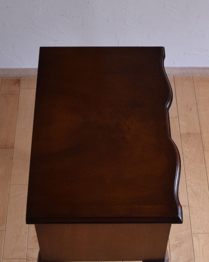 アンティークのチェスト アンティーク家具 コンパクトサイズが嬉しいアンティークの2段チェスト(イギリス輸入家具)。こちらが天板です。(q-895-f)