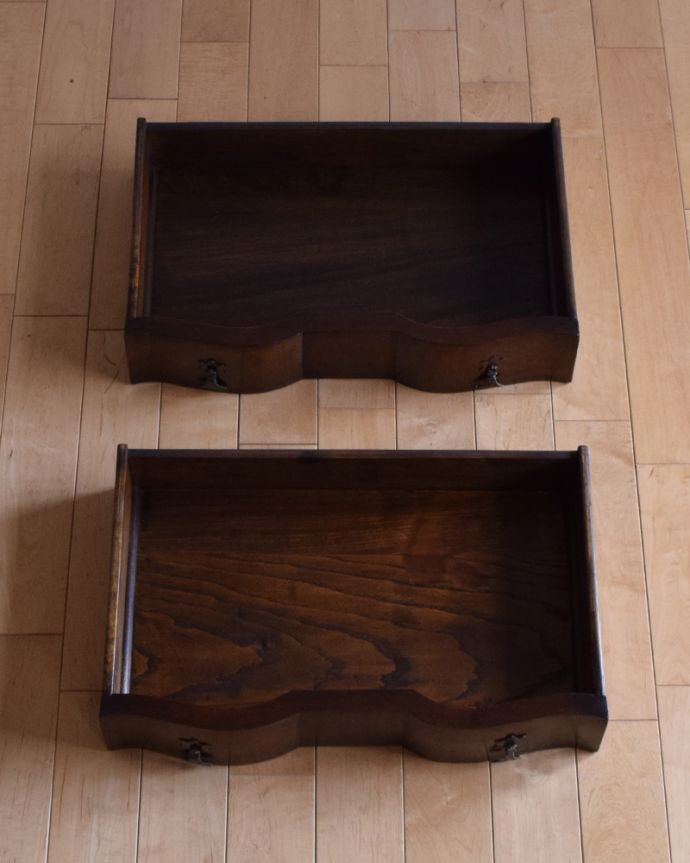 アンティークのチェスト アンティーク家具 コンパクトサイズが嬉しいアンティークの2段チェスト(イギリス輸入家具)。引き出しは手前が1段目です。(q-895-f)