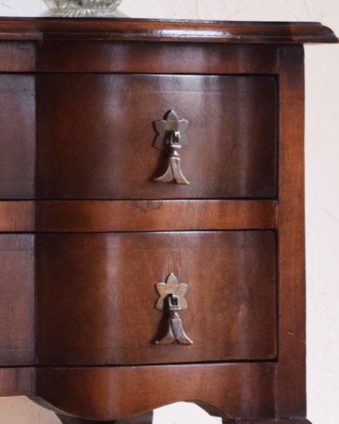 アンティークのチェスト アンティーク家具 コンパクトサイズが嬉しいアンティークの2段チェスト(イギリス輸入家具)。引きやすく、デザインがとっても優雅な取っ手。(q-895-f)