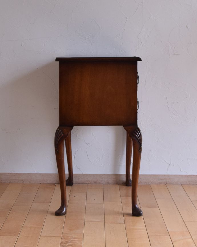アンティークのチェスト アンティーク家具 コンパクトサイズが嬉しいアンティークの2段チェスト(イギリス輸入家具)。小さいながらも隅々までこだわりが感じられ、サイドから見ても美しいです。(q-895-f)