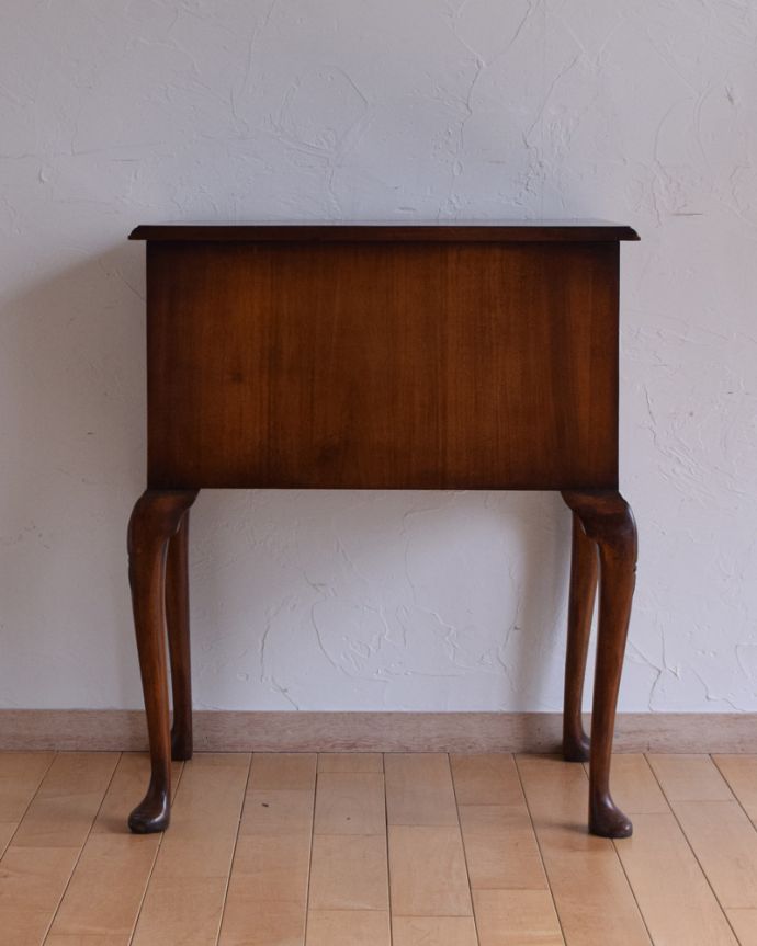 アンティークのチェスト アンティーク家具 コンパクトサイズが嬉しいアンティークの2段チェスト(イギリス輸入家具)。アンティークは新品ではないので、もちろん経年変化によるキズはありますが、専門の職人が目立たないようキレイにお直しをしているので、後姿までキレイです。(q-895-f)