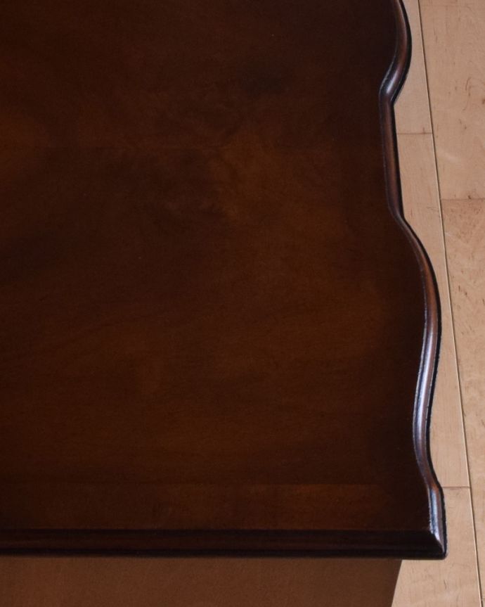 アンティークのチェスト アンティーク家具 コンパクトサイズが嬉しいアンティークの2段チェスト(イギリス輸入家具)。見れば見るほどうっとりするデザイン。(q-895-f)