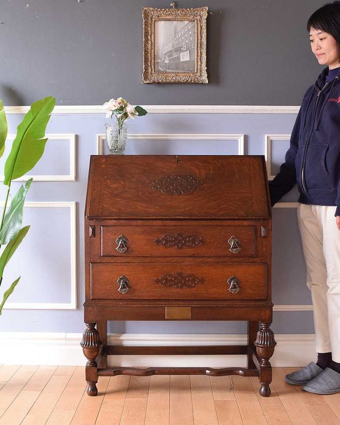 ビューロー　アンティーク家具　英国らしいデザインのアンティークライティングビューロー（デスク）。英国らしいドッシリとした落ち着いた雰囲気が自慢扉を開くだけでデスクになっちゃうビューロー。(q-897-f-1)