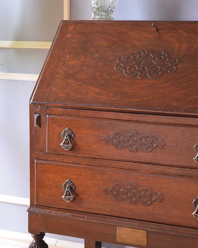 ビューロー　アンティーク家具　英国らしいデザインのアンティークライティングビューロー（デスク）。英国アンティークらしい木目の美しさ自慢はアンティークだから手に入る木目の美しさ。(q-897-f-1)