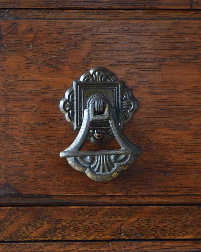 ビューロー　アンティーク家具　英国らしいデザインのアンティークライティングビューロー（デスク）。アンティークらしい取っ手取っ手にもこだわりが感じられます。(q-897-f-1)