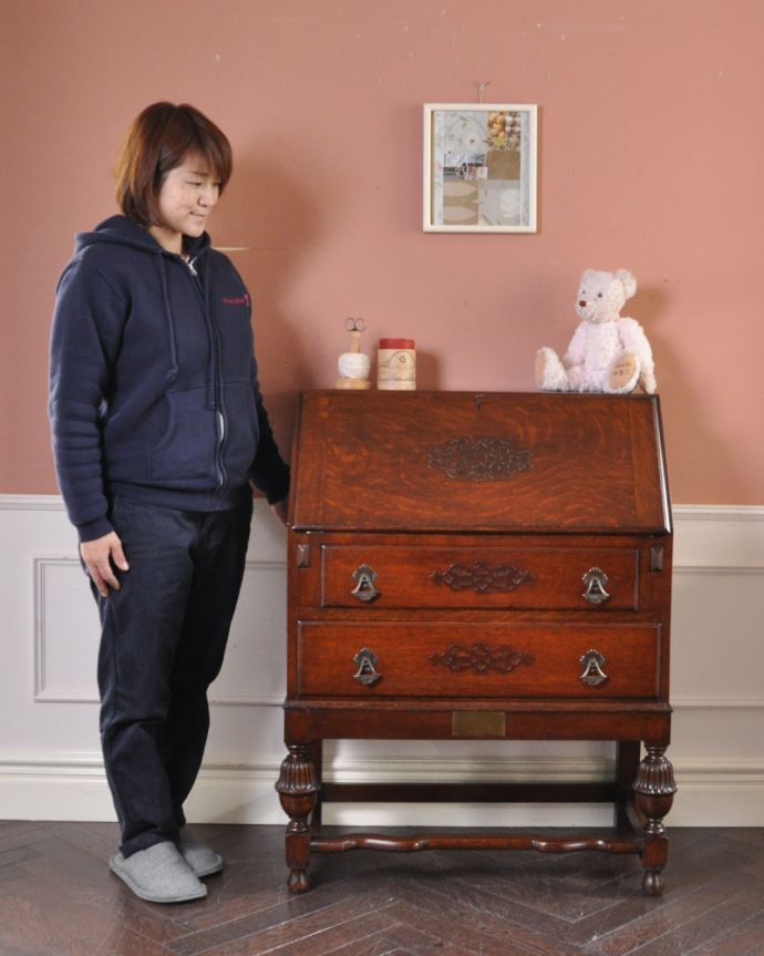 ビューロー　アンティーク家具　英国らしいデザインのアンティークライティングビューロー（デスク）。英国らしいドッシリとした落ち着いた雰囲気が自慢扉を開くだけでデスクになっちゃうビューロー。(q-897-f)