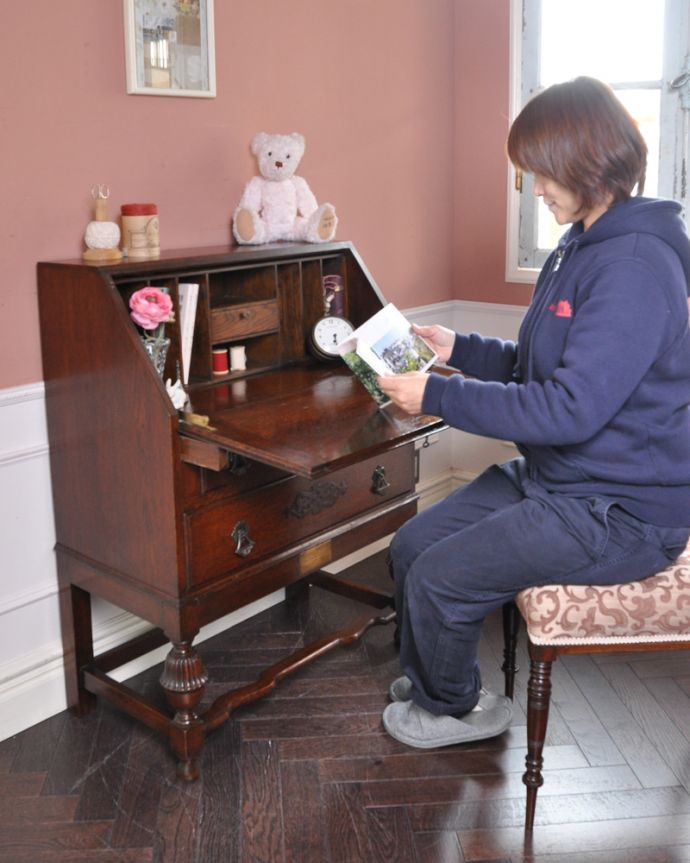 ビューロー　アンティーク家具　英国らしいデザインのアンティークライティングビューロー（デスク）。扉を前に倒すだけで、あっという間に自分だけの場所扉の部分を前に倒すと、あっという間にデスクに早変わり。(q-897-f)