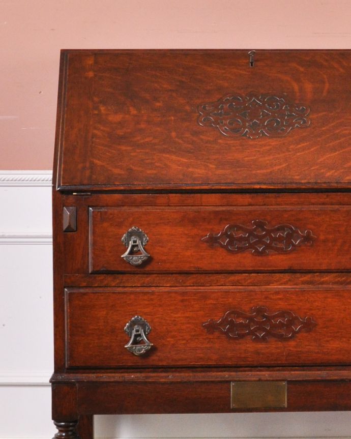 ビューロー　アンティーク家具　英国らしいデザインのアンティークライティングビューロー（デスク）。英国アンティークらしい木目の美しさ自慢はアンティークだから手に入る木目の美しさ。(q-897-f)