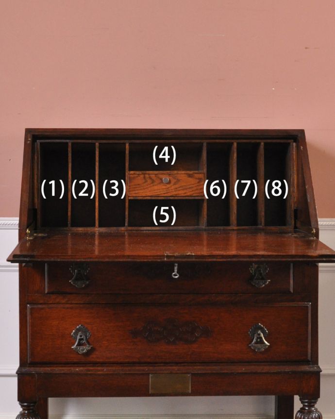 ビューロー　アンティーク家具　英国らしいデザインのアンティークライティングビューロー（デスク）。細かく仕切られた中身にうっとり扉の中身はこんなに細かく仕切られています。(q-897-f-1)