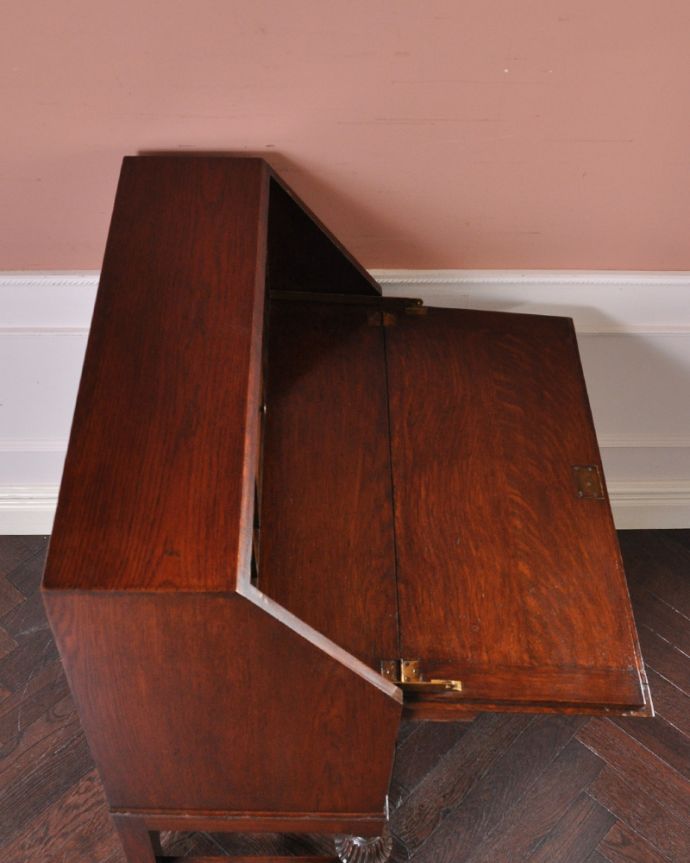 ビューロー　アンティーク家具　英国らしいデザインのアンティークライティングビューロー（デスク）。デスクの部分を上から見ると･･･天板部分の塗装も専門の職人がしっかりキレイに修復したので、こんなにキレイです。(q-897-f-1)