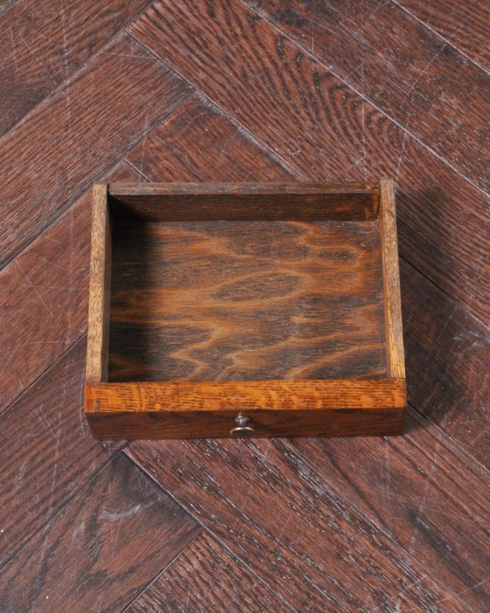 ビューロー　アンティーク家具　英国らしいデザインのアンティークライティングビューロー（デスク）。ビューロー内には、小引き出しが付いています。(q-897-f-1)