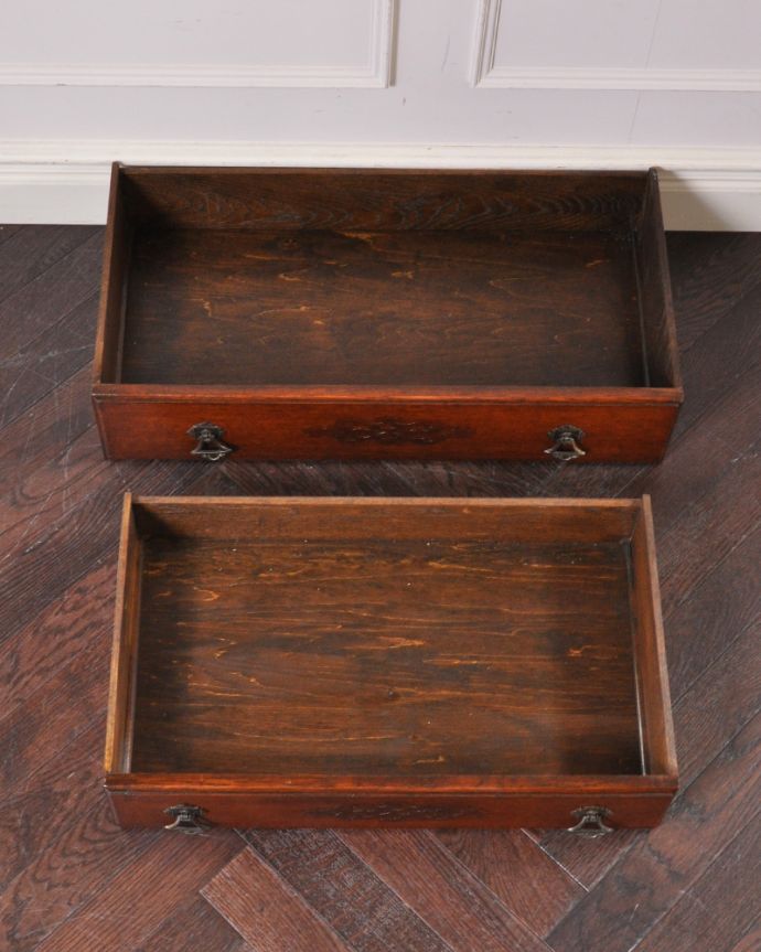 ビューロー　アンティーク家具　英国らしいデザインのアンティークライティングビューロー（デスク）。引き出しの中もキレイに仕上げましたもちろん、引き出しの中もキレイに修復したので、実用的にいろんなものを収納してお使い下さい。(q-897-f-1)