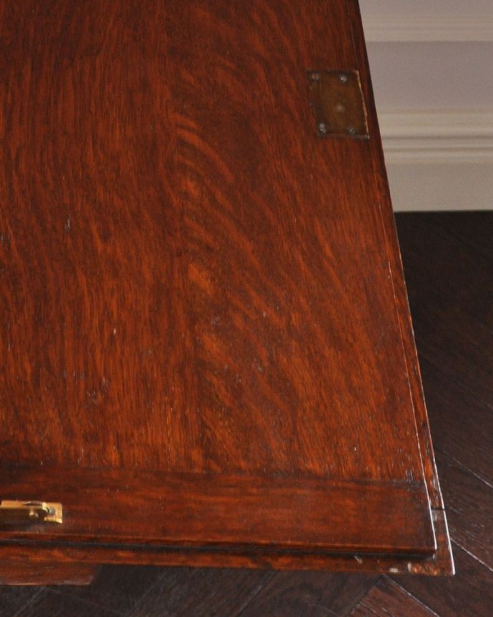 ビューロー　アンティーク家具　英国らしいデザインのアンティークライティングビューロー（デスク）。天板部分もキレイですやっぱりデスクの天板部分は気になるポイント。(q-897-f-1)