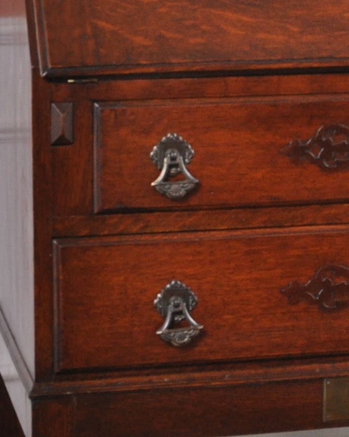 ビューロー　アンティーク家具　英国らしいデザインのアンティークライティングビューロー（デスク）。アンティークらしい取っ手取っ手にもこだわりが感じられます。(q-897-f)