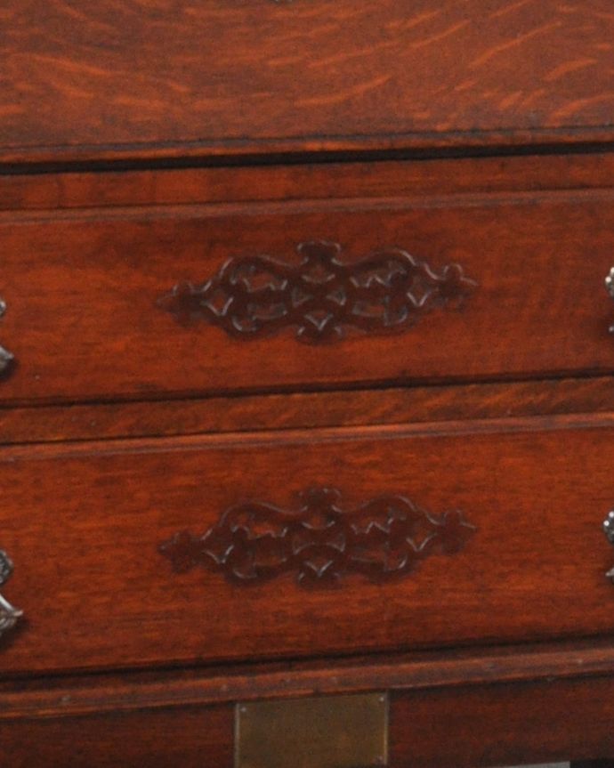 ビューロー　アンティーク家具　英国らしいデザインのアンティークライティングビューロー（デスク）。いろんな場所にこだわり彫のデザインもいろいろです。(q-897-f-1)
