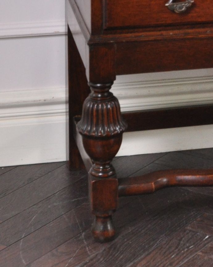 ビューロー　アンティーク家具　英国らしいデザインのアンティークライティングビューロー（デスク）。女性１人でラクラ運べちゃうんですHandleのアンティークは、脚の裏にフェルトキーパーをお付けしています。(q-897-f-1)