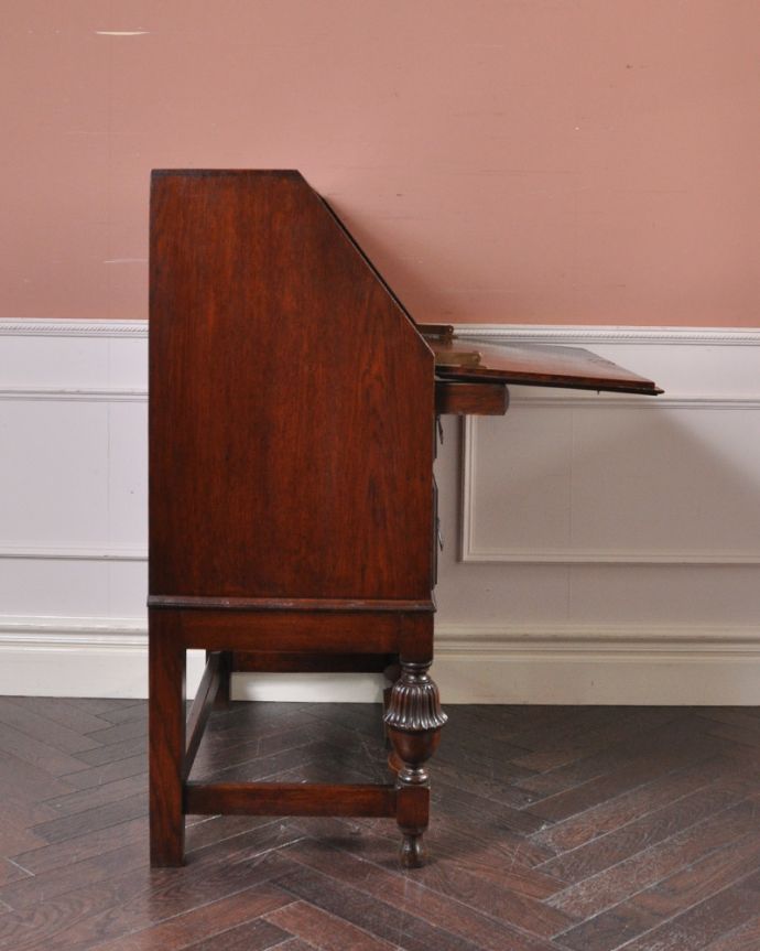 ビューロー　アンティーク家具　英国らしいデザインのアンティークライティングビューロー（デスク）。横から見ても素敵なんですもちろん横から見ても自慢できるようにキレイに仕上げました。(q-897-f-1)