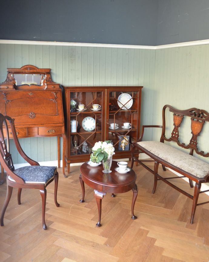 アンティークのキャビネット　アンティーク家具　ガラス扉のブックケース（本棚）、シノワズリなアンティーク英国家具。。(q-899-f)