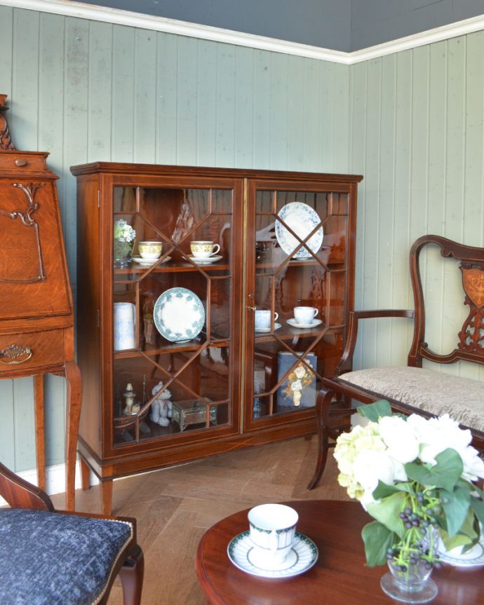 アンティークのキャビネット アンティーク家具 ガラス扉のブックケース(本棚)、シノワズリなアンティーク英国家具。食器棚とは別に、おもてなしの食器だけを飾って収納メインの食器棚とは別に、普段使いしないおもてなし用の特別な食器を飾りながら収納。(q-899-f)