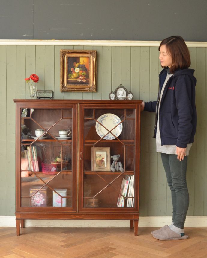 アンティークのキャビネット アンティーク家具 ガラス扉のブックケース(本棚)、シノワズリなアンティーク英国家具。本棚としてはもちろん、グラスや食器を並べて飾り棚としても素敵ですよ。(q-899-f)