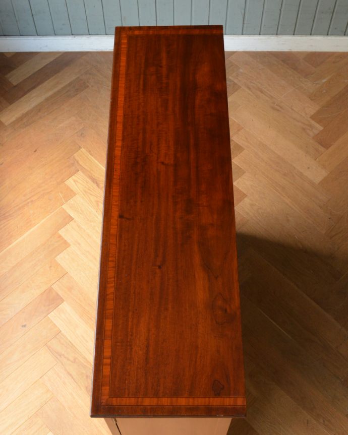 アンティークのキャビネット アンティーク家具 ガラス扉のブックケース(本棚)、シノワズリなアンティーク英国家具。天板もキレイな状態で仕上げてあります。(q-899-f)