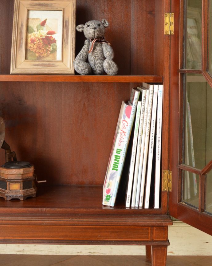 アンティークのキャビネット アンティーク家具 ガラス扉のブックケース(本棚)、シノワズリなアンティーク英国家具。雑誌やA4ファイルなどの収納もできます。(q-899-f)