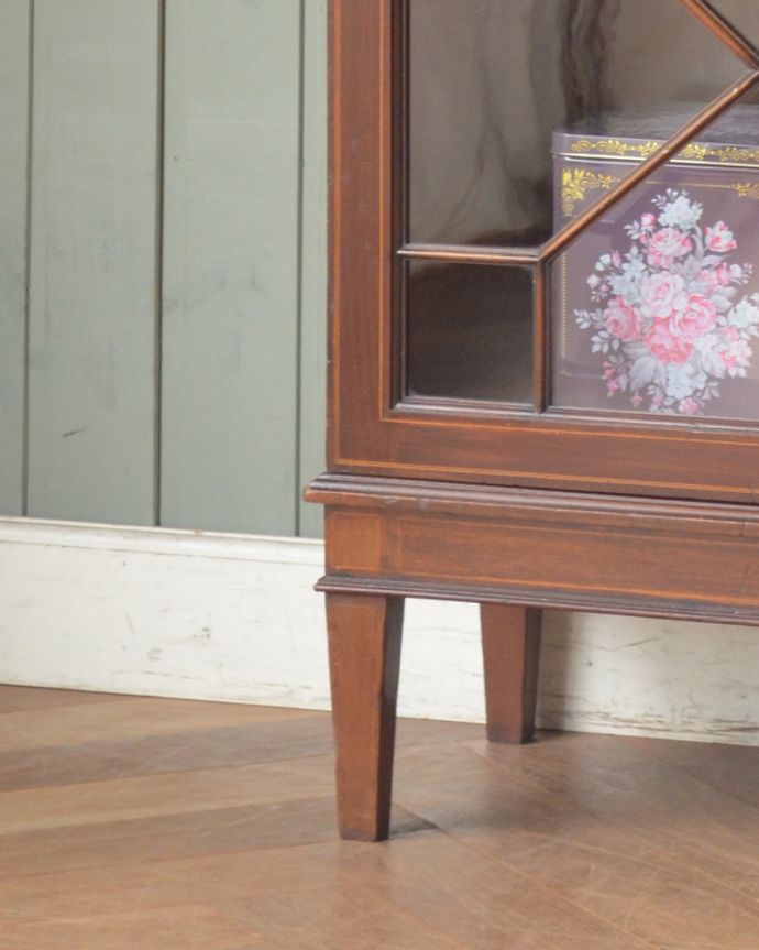 アンティークのキャビネット アンティーク家具 ガラス扉のブックケース(本棚)、シノワズリなアンティーク英国家具。しっかりとした安定感があります。(q-899-f)