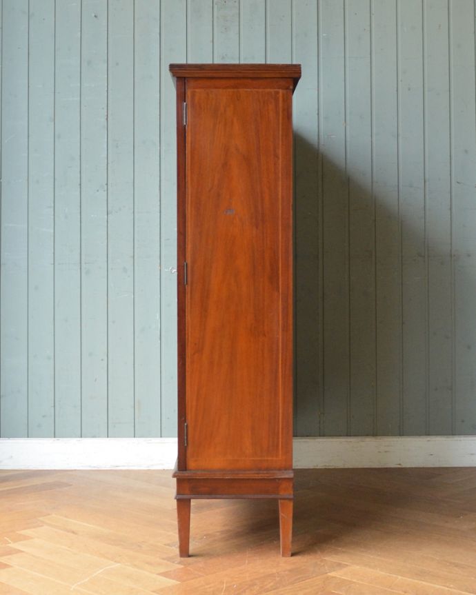 アンティークのキャビネット アンティーク家具 ガラス扉のブックケース(本棚)、シノワズリなアンティーク英国家具。横から見てもピカピカです。(q-899-f)