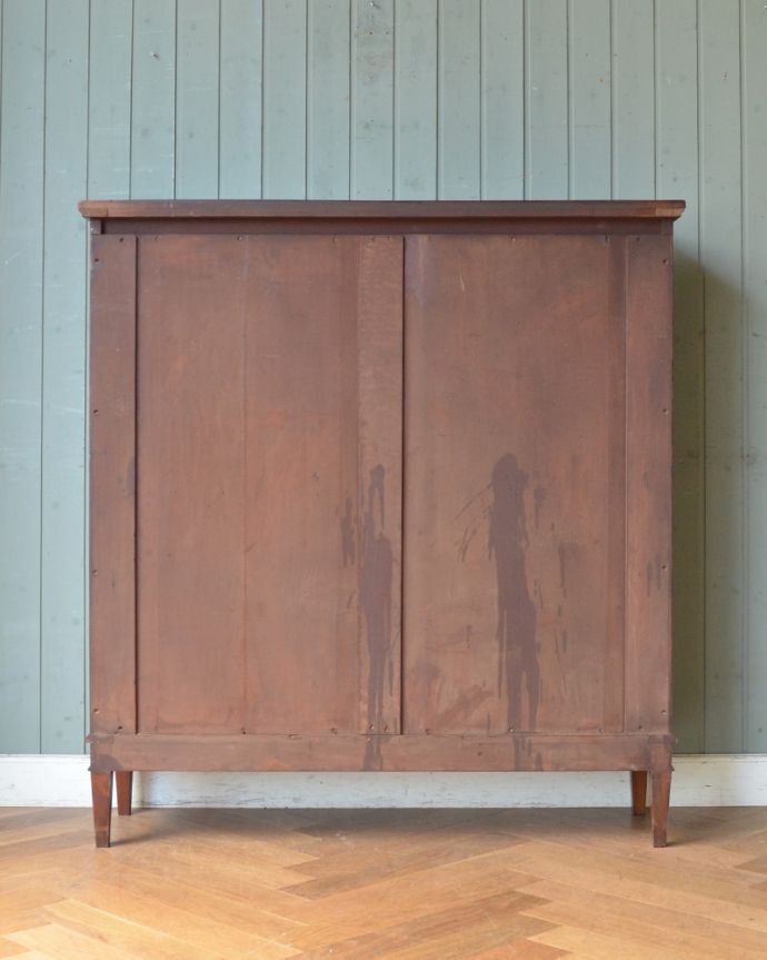 アンティークのキャビネット アンティーク家具 ガラス扉のブックケース(本棚)、シノワズリなアンティーク英国家具。アンティークは新品ではないので、もちろん経年変化によるキズはありますが、専門の職人が目立たないようキレイにお直しをしているので、後姿までキレイです。(q-899-f)