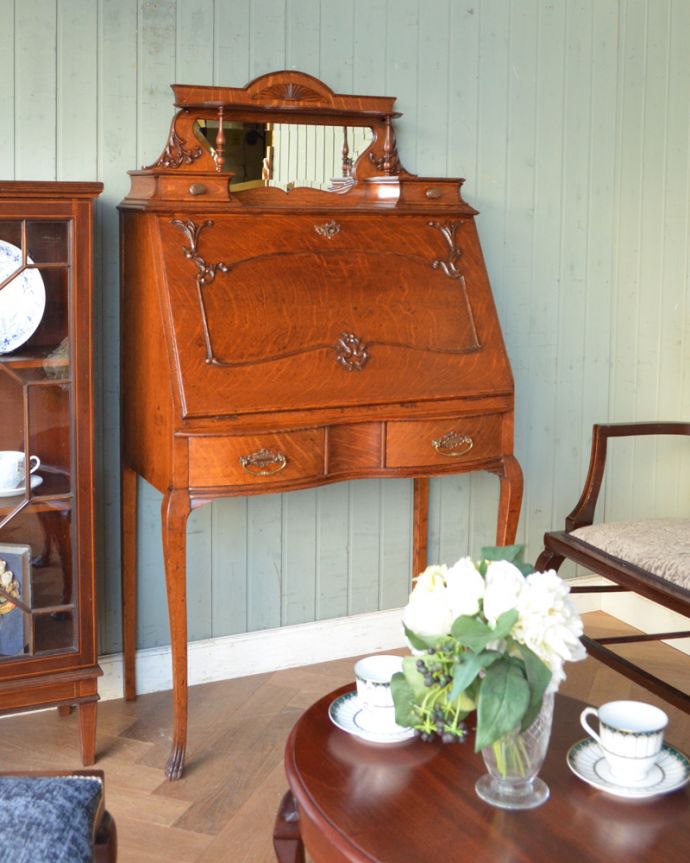 ビューロー　アンティーク家具　ミラーが付いたライティングビューロー、豪華なアンティーク英国家具。リビングの片隅でも存在感を放つ美しさちょっと空いているリビングのスペースに置いてみても、美しすぎるデザインに目が惹かれます。(q-901-f)