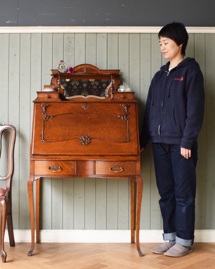 ビューロー　アンティーク家具　ミラーが付いたライティングビューロー、豪華なアンティーク英国家具。外国製のビューローは装飾があちこちにあるので、絵になるアイテム。(q-901-f)