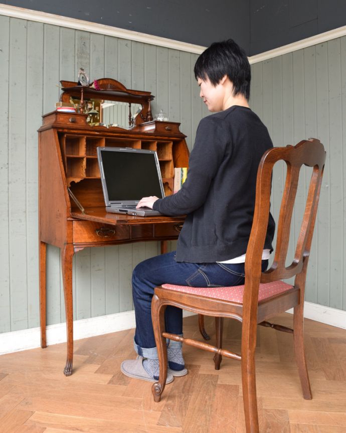 ビューロー　アンティーク家具　ミラーが付いたライティングビューロー、豪華なアンティーク英国家具。落ち着いた雰囲気のビューロー。(q-901-f)