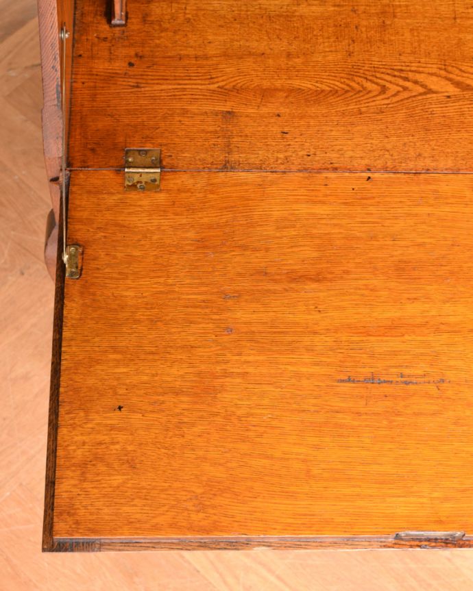 ビューロー　アンティーク家具　ミラーが付いたライティングビューロー、豪華なアンティーク英国家具。デスクも木製で仕上がっています。(q-901-f)