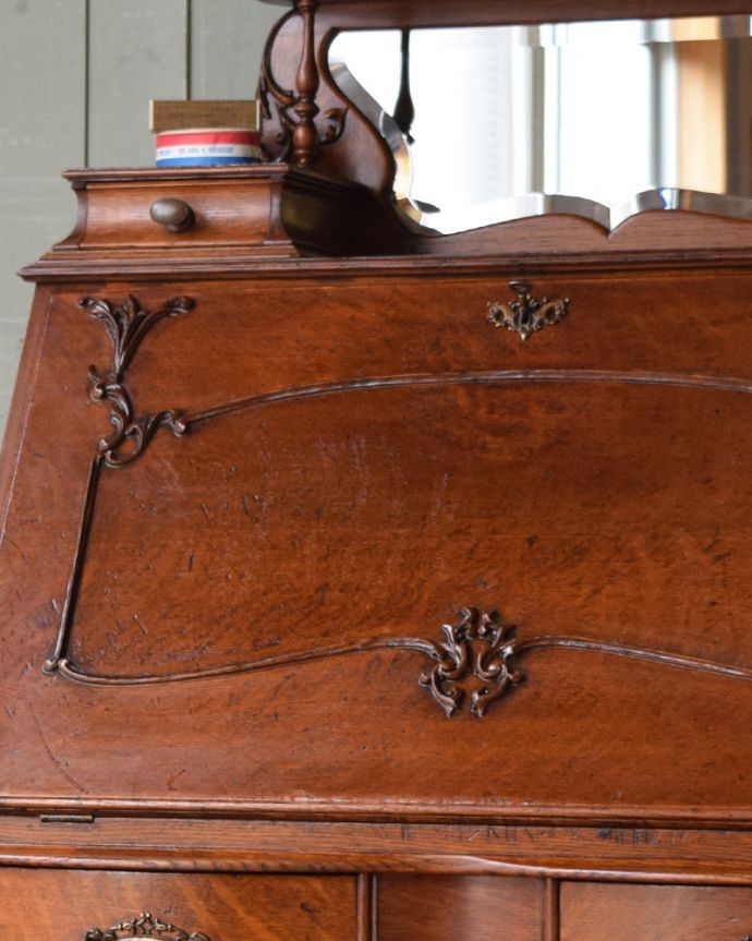 ビューロー　アンティーク家具　ミラーが付いたライティングビューロー、豪華なアンティーク英国家具。ビューローの扉にも贅沢な装飾で飾られています。(q-901-f)