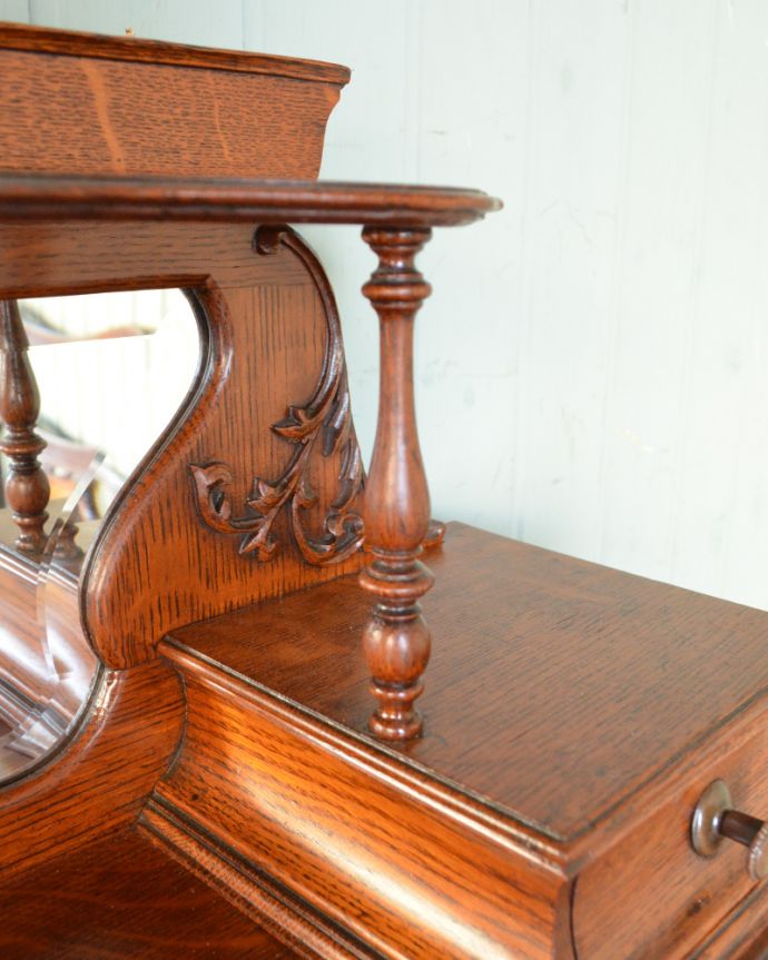 ビューロー　アンティーク家具　ミラーが付いたライティングビューロー、豪華なアンティーク英国家具。隅々にまでこだわった装飾の数々。(q-901-f)