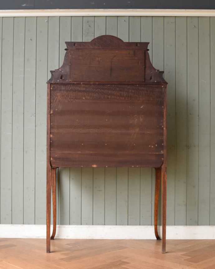 ビューロー　アンティーク家具　ミラーが付いたライティングビューロー、豪華なアンティーク英国家具。アンティークは新品ではないので、もちろん経年変化によるキズはありますが、専門の職人が目立たないようキレイにお直しをしているので、後姿までキレイです。(q-901-f)