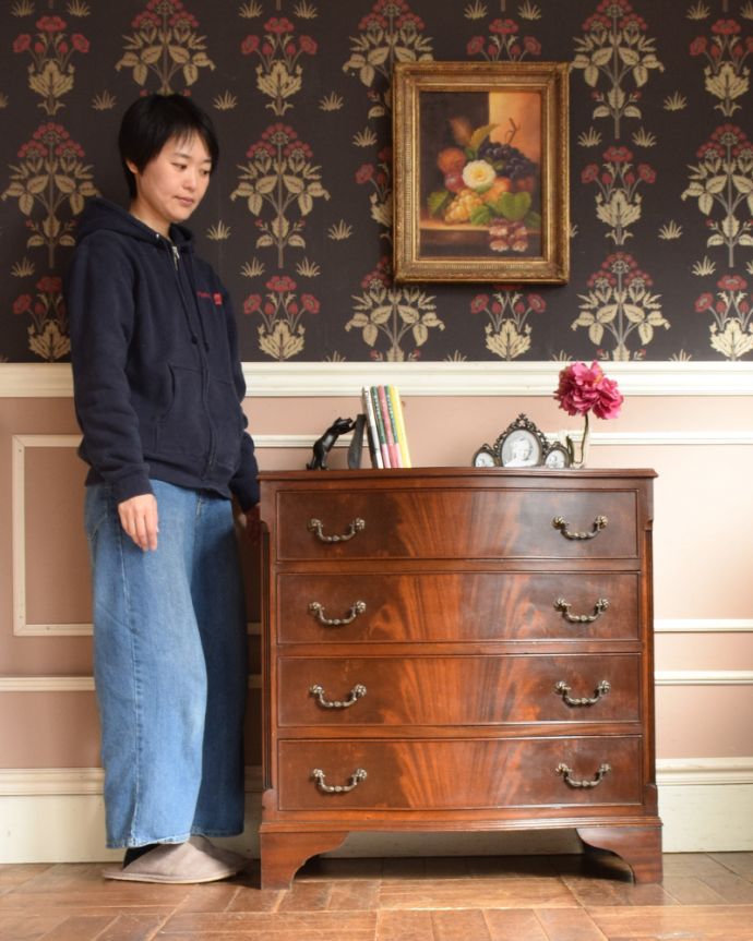 アンティークのチェスト　アンティーク家具　高級なマホガニー材を使った４段チェスト、英国輸入のアンティーク家具。大人の雰囲気漂う人気の英国チェストシンプルなデザインだからこそ木目の美しさが際立つチェスト。(q-906-f)