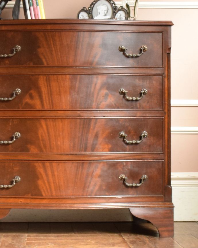 アンティークのチェスト　アンティーク家具　高級なマホガニー材を使った４段チェスト、英国輸入のアンティーク家具。アンティークだから手に入る質の良さ現代では手に入れることが出来ない質のいい素材が使われているのもアンティーク家具の特長。(q-906-f)
