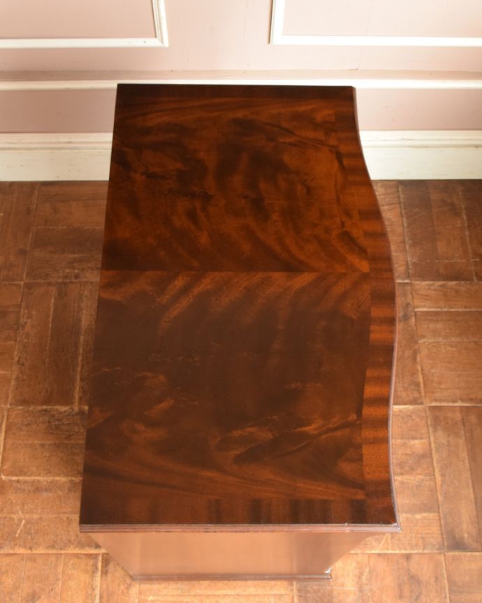 アンティークのチェスト　アンティーク家具　高級なマホガニー材を使った４段チェスト、英国輸入のアンティーク家具。ピカピカに仕上げましたHandleでは修復の時、天板の塗装も一度剥離してキレイに仕上げました。(q-906-f)