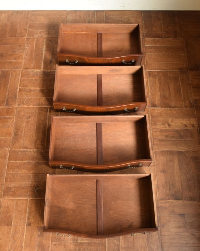 アンティークのチェスト　アンティーク家具　高級なマホガニー材を使った４段チェスト、英国輸入のアンティーク家具。引き出しの中もキレイに修復しましたお洋服を入れてもいいように、引き出しの中も専門の職人が時間をかけてしっかり修復しました。(q-906-f)