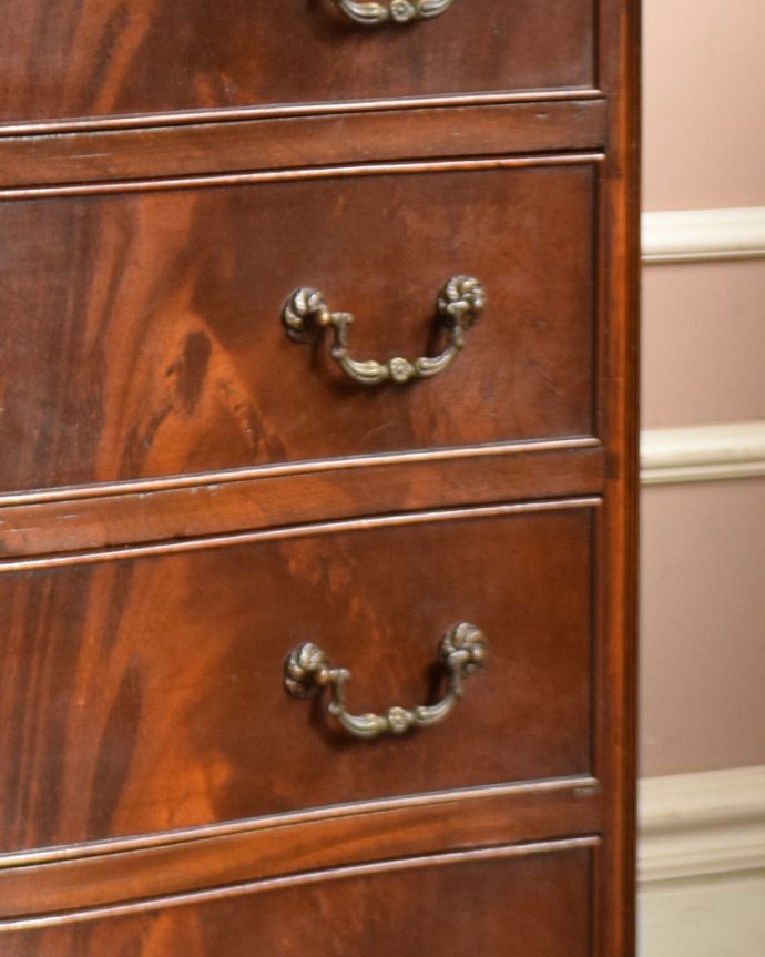 アンティークのチェスト　アンティーク家具　高級なマホガニー材を使った４段チェスト、英国輸入のアンティーク家具。アンティークらしい取っ手アンティーク家具は取っ手のデザインまで、なんだか高級感があるんですよね。(q-906-f)