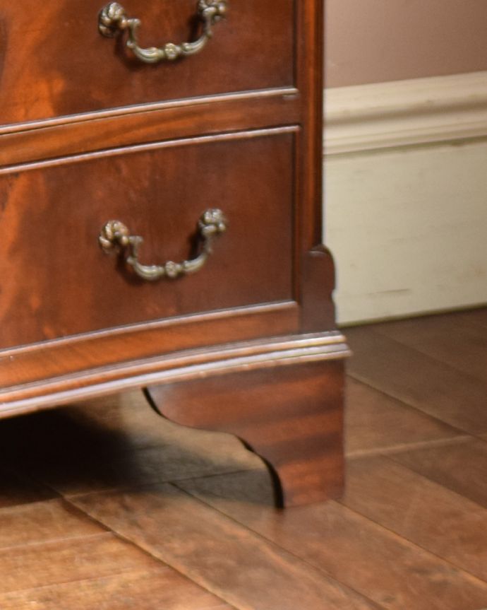アンティークのチェスト　アンティーク家具　高級なマホガニー材を使った４段チェスト、英国輸入のアンティーク家具。女性1人でラクラク運べちゃう仕掛けHandleのアンティークは、脚の裏にフェルトキーパーをお付けしています。(q-906-f)