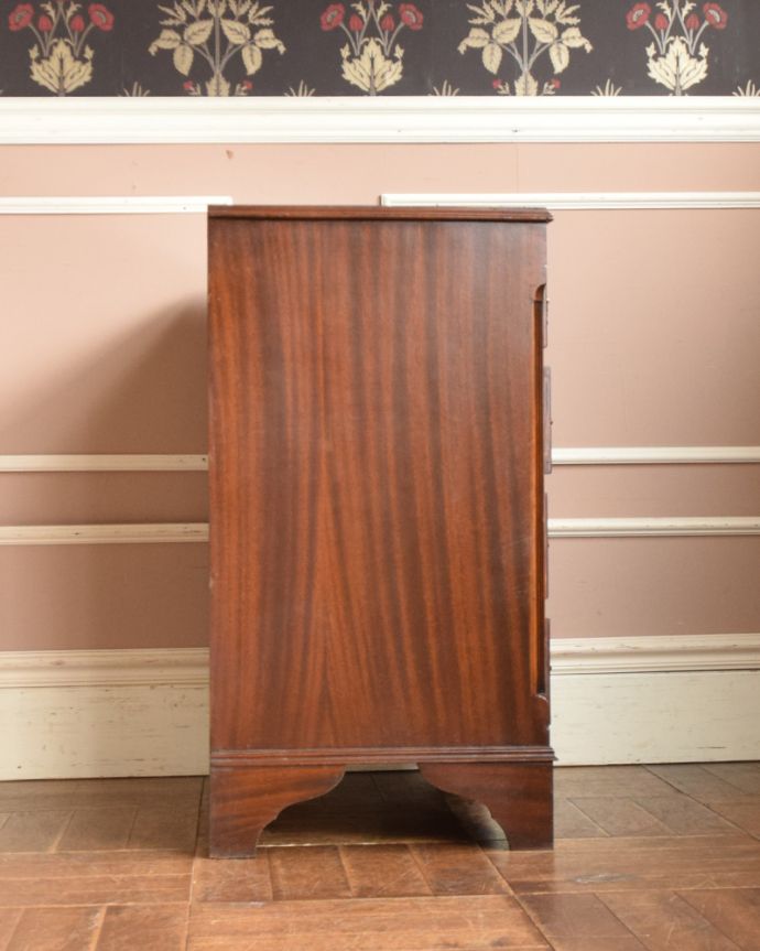 アンティークのチェスト　アンティーク家具　高級なマホガニー材を使った４段チェスト、英国輸入のアンティーク家具。横顔もキレイですどこから見られても絵になるスタイル。(q-906-f)