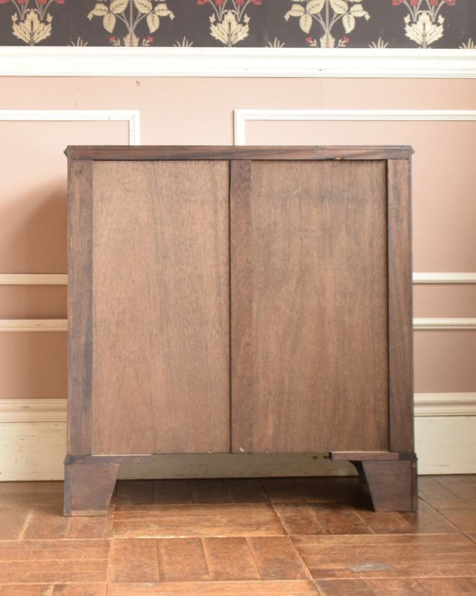 アンティークのチェスト　アンティーク家具　高級なマホガニー材を使った４段チェスト、英国輸入のアンティーク家具。後ろ姿も見て下さいアンティークは新品ではないので、もちろん経年変化によるキズはありますが、専門の職人が修復しました。(q-906-f)