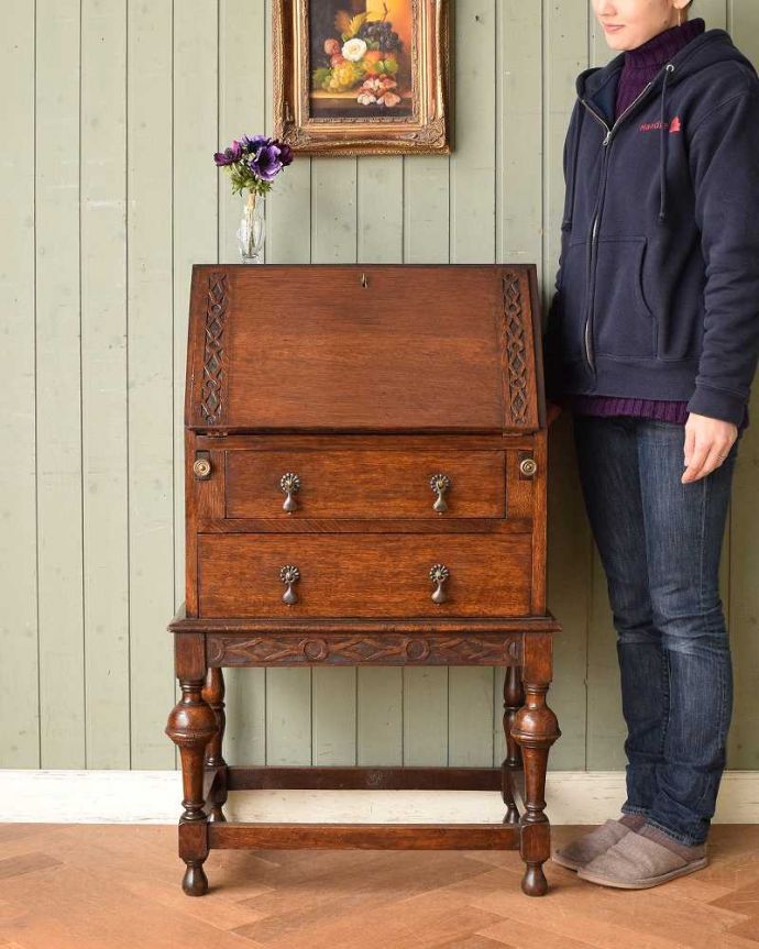 ビューロー　アンティーク家具　小さいサイズのライティングビューロー、アンティークの英国輸入家具。英国らしいドッシリとした落ち着いた雰囲気が自慢扉を開くだけでデスクになっちゃうビューロー。(q-907-f-1)