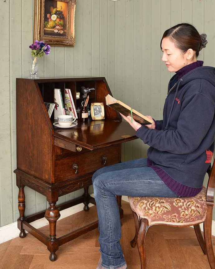 ビューロー　アンティーク家具　小さいサイズのライティングビューロー、アンティークの英国輸入家具。扉を前に倒すだけで、あっという間に自分だけの場所扉の部分を前に倒すと、あっという間にデスクに早変わり。(q-907-f-1)